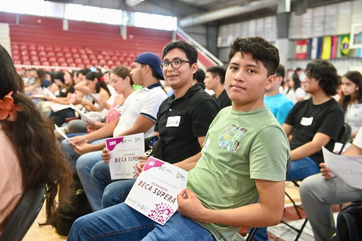 ENTREGA DE BECAS A JOVENES DE MEDIA SUPERIOR Y LICENCIATURA EN CAMPECHE