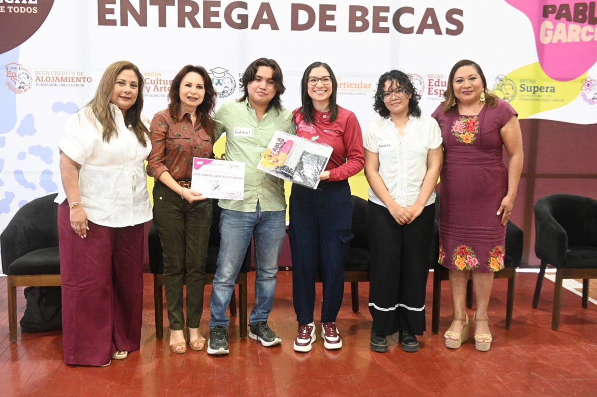 ENTREGA DE BECAS A JOVENES DE MEDIA SUPERIOR Y LICENCIATURA EN CAMPECHE