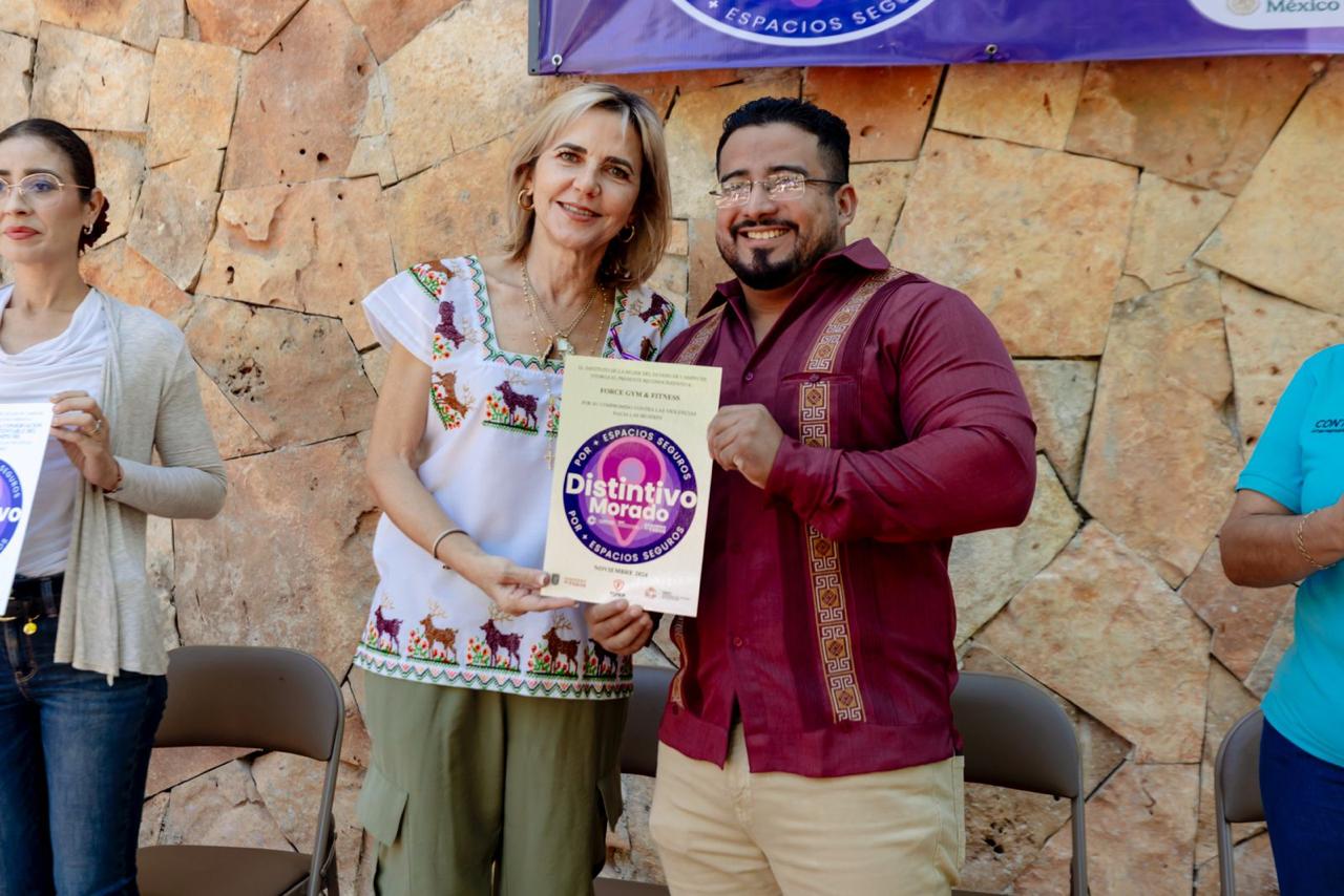 IMEC ENTREGA PLACA DE DISTINTIVO MORADO A INSTITUCIONES Y EMPRESAS EN EL MARCO DE LOS 16 DDA
