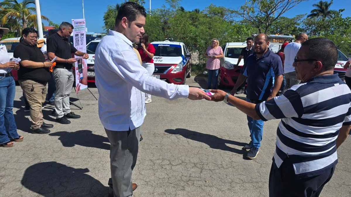 IMPULSAN DESCARGA DE LA APP “CAMPECHE GO” CON PEGATINAS EN TAXIS DE LA CIUDAD