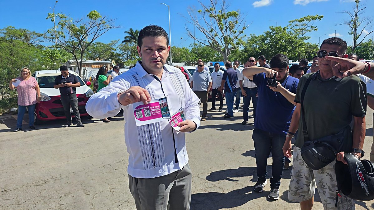 IMPULSAN DESCARGA DE LA APP “CAMPECHE GO” CON PEGATINAS EN TAXIS DE LA CIUDAD