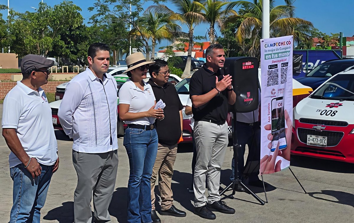 IMPULSAN DESCARGA DE LA APP “CAMPECHE GO” CON PEGATINAS EN TAXIS DE LA CIUDAD