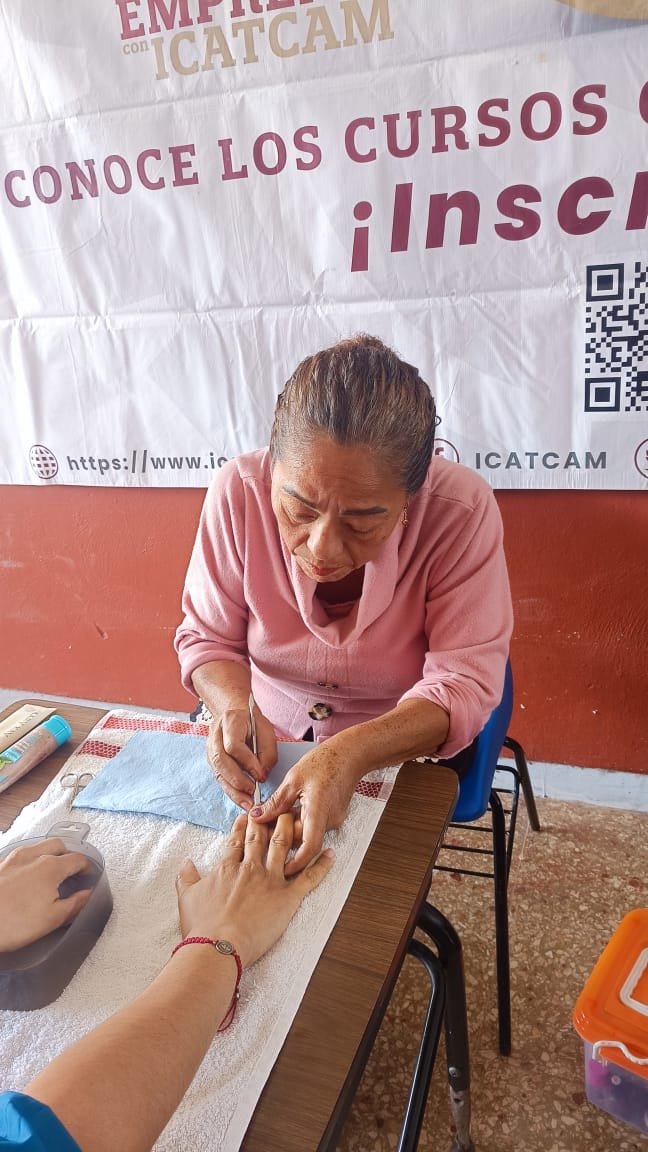 REALIZACIÓN DE SERVICIO COMUNITARIO DE MANICURE EN EL CAM # 10, POR PARTE DEL ICAT ACCIÓN MÓVIL PALIZADA