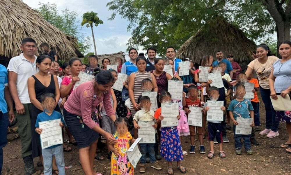 ENTREGAN ACTAS DE NACIMIENTO GESTIONADAS POR LA SECRETARÍA DE INCLUSIÓN A POBLACIÓN GUATEMALTECA