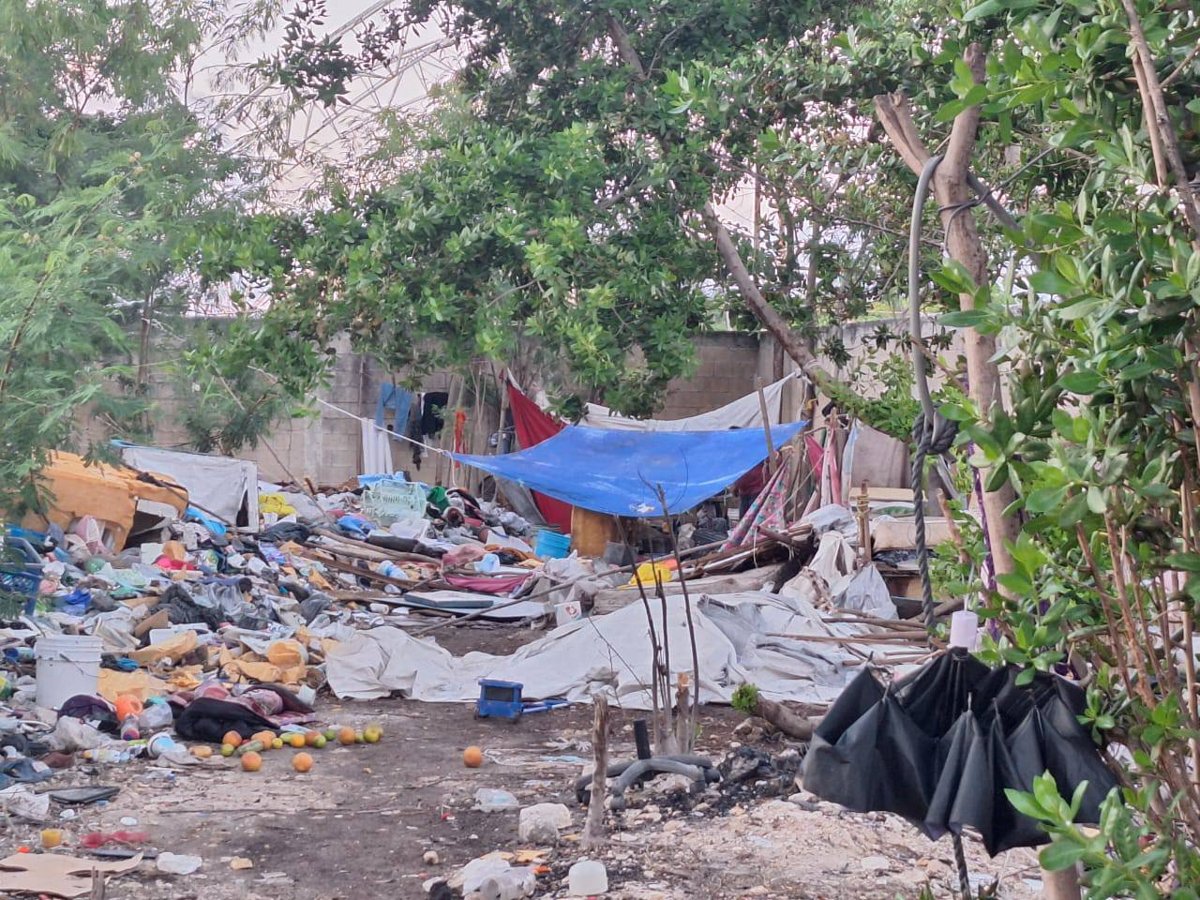 Gobierno retira acumulación de basura junto a la primaria Miguel Hidalgo