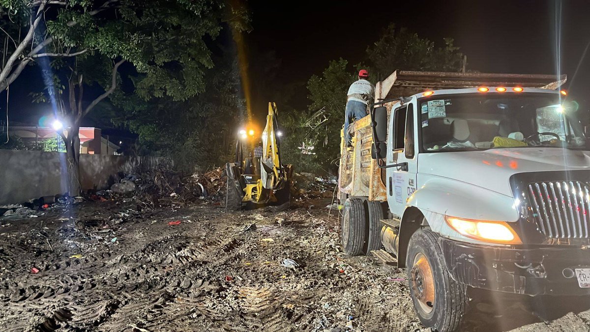 Gobierno retira acumulación de basura junto a la primaria Miguel Hidalgo