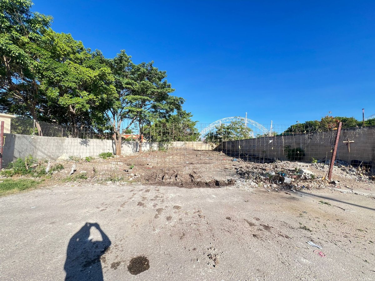 Gobierno retira acumulación de basura junto a la primaria Miguel Hidalgo