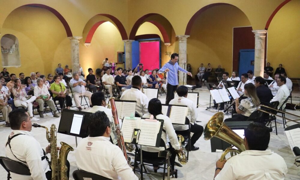 BANDA DE MÚSICA DEL ESTADO DELEITÓ AL PÚBLICO BAJO LA BATUTA DEL MAESTRO DAVID PÉREZ OLMEDO