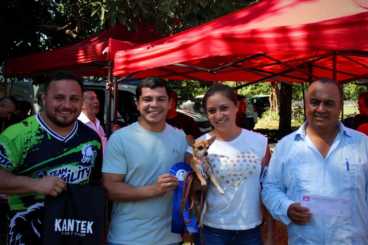 CAMPECHANOS Y SUS PELUDITOS BRILLAN EN LA COMPETENCIA DE OBEDIENCIA CANINA