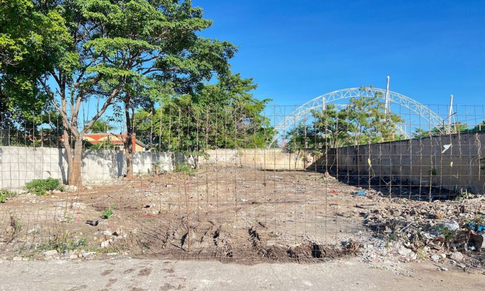 Gobierno retira acumulación de basura junto a la primaria Miguel Hidalgo