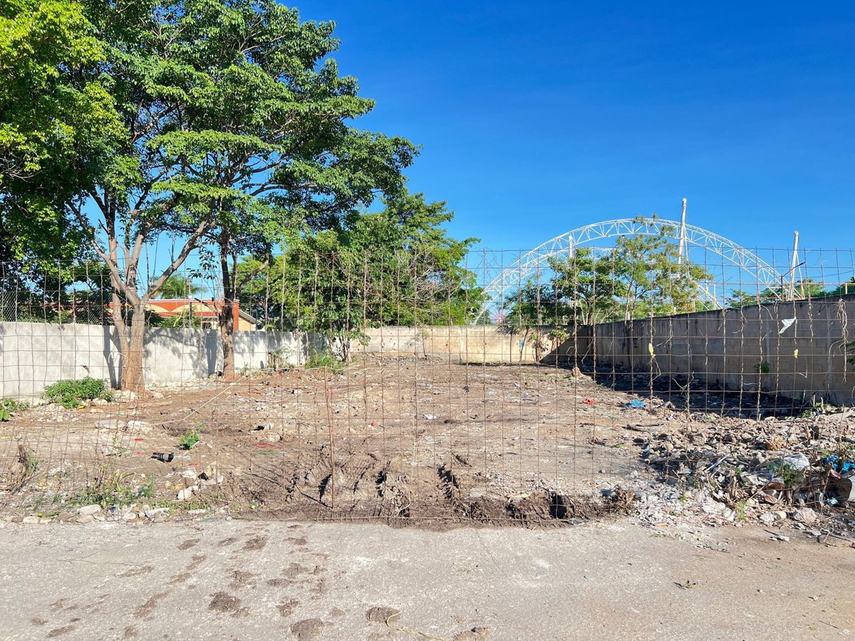 Gobierno retira acumulación de basura junto a la primaria Miguel Hidalgo