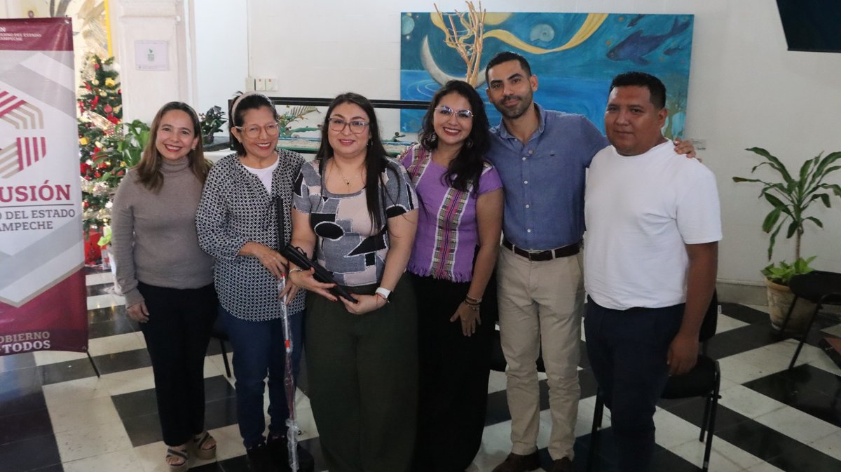 SECRETARÍA DE INCLUSIÓN ENTREGA BASTONES BLANCOS A PERSONAS CON DISCAPACIDAD VISUAL