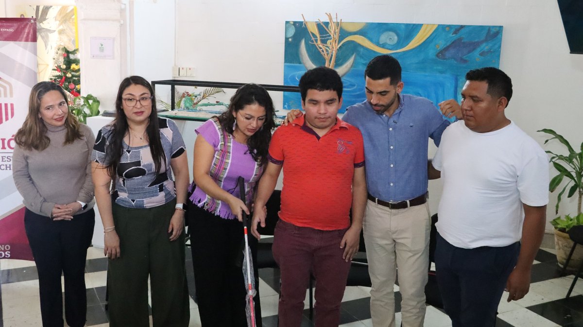 SECRETARÍA DE INCLUSIÓN ENTREGA BASTONES BLANCOS A PERSONAS CON DISCAPACIDAD VISUAL