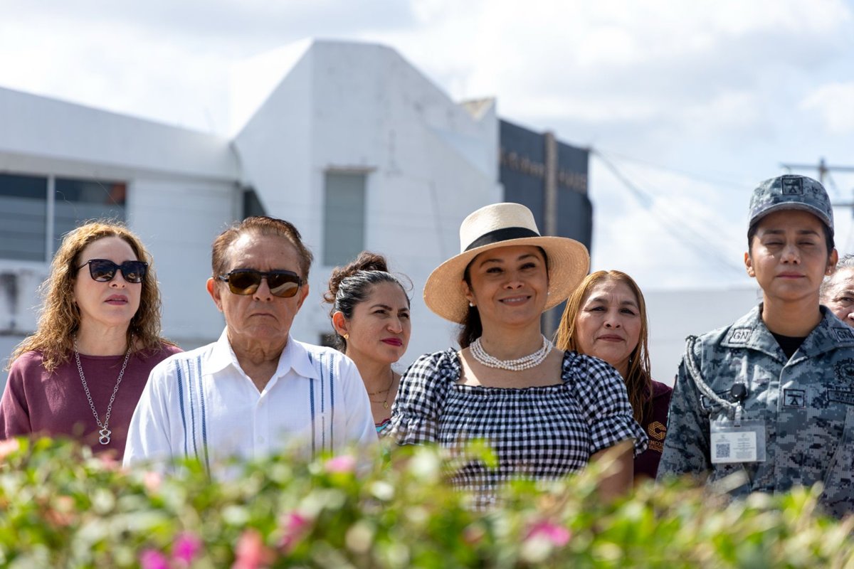 RINDEN HOMENAJE A MARÍA LAVALLE URBINA EN SU XXIX ANIVERSARIO LUCTUOSO