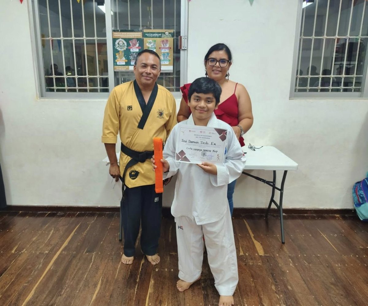 EL CENTRO DE DESARROLLO COMUNITARIO ESPERANZA RECONOCE A SU PRIMERA GENERACIÓN DE TAEKWONDO