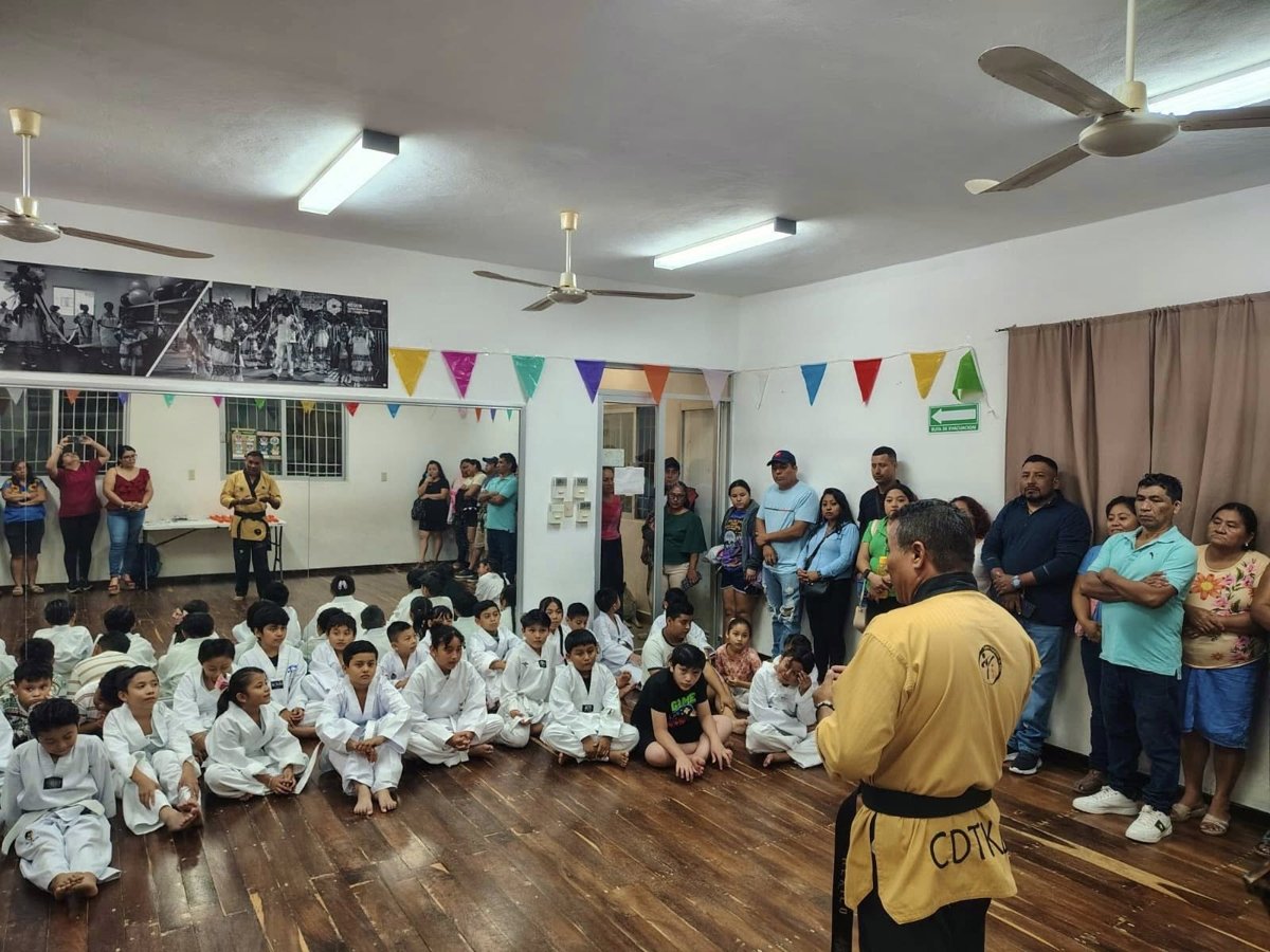 EL CENTRO DE DESARROLLO COMUNITARIO ESPERANZA RECONOCE A SU PRIMERA GENERACIÓN DE TAEKWONDO
