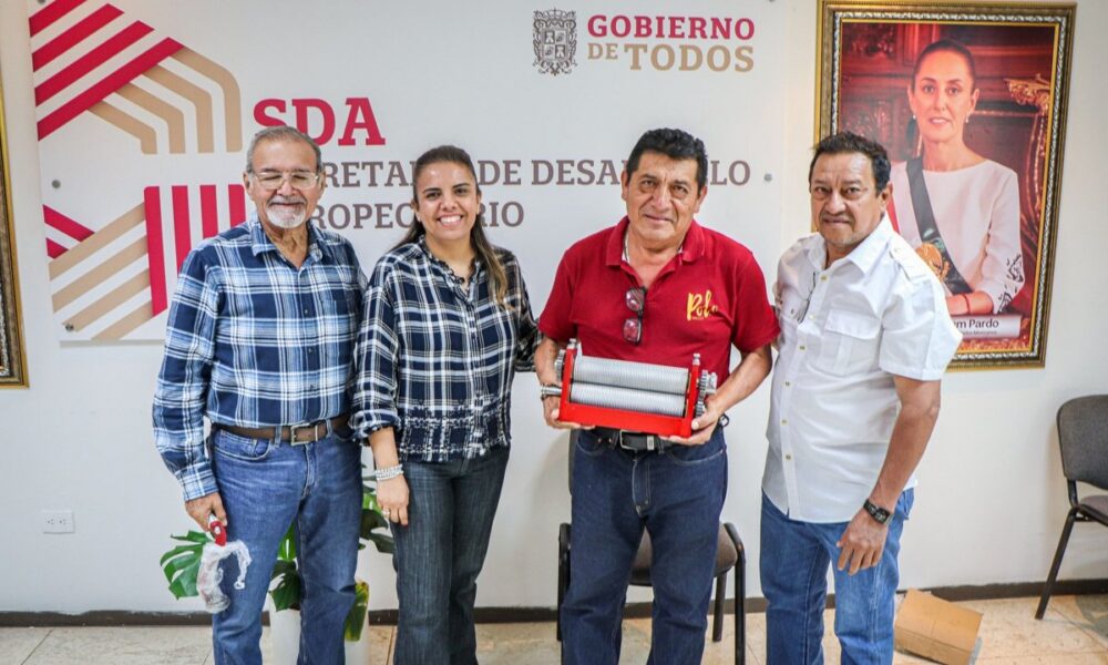 ENTREGA DE ESTAMPADORA DE CERA MANUAL A PRODUCTOR APÍCOLA