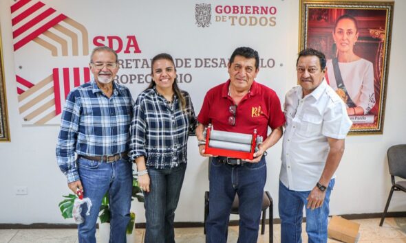 ENTREGA DE ESTAMPADORA DE CERA MANUAL A PRODUCTOR APÍCOLA