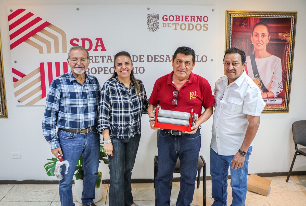 ENTREGA DE ESTAMPADORA DE CERA MANUAL A PRODUCTOR APÍCOLA