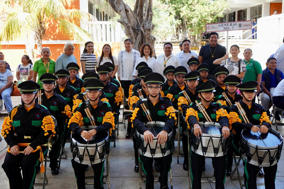 PARTICIPAN ALUMNOS DE SECUNDARIA EN CONCURSO DE BANDAS DE GUERRA