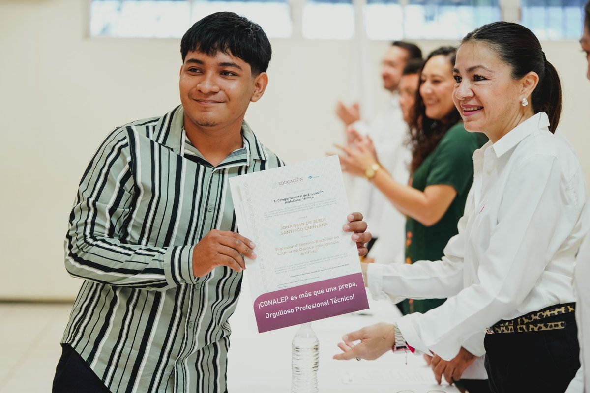 ENTREGA DE TÍTULOS A EGRESADOS GENERACIÓN 2022-2025 DE PLANTEL CAMPECHE