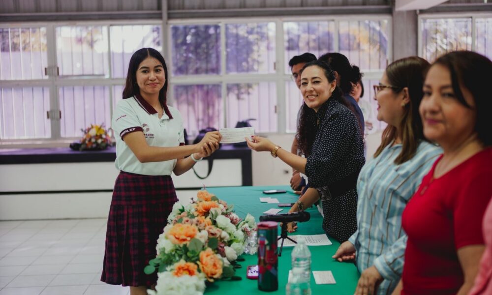 ALUMNOS DESTACADOS DEL PLANTEL CIUDAD DEL CARMEN RECIBEN BECA DE COTEMAR