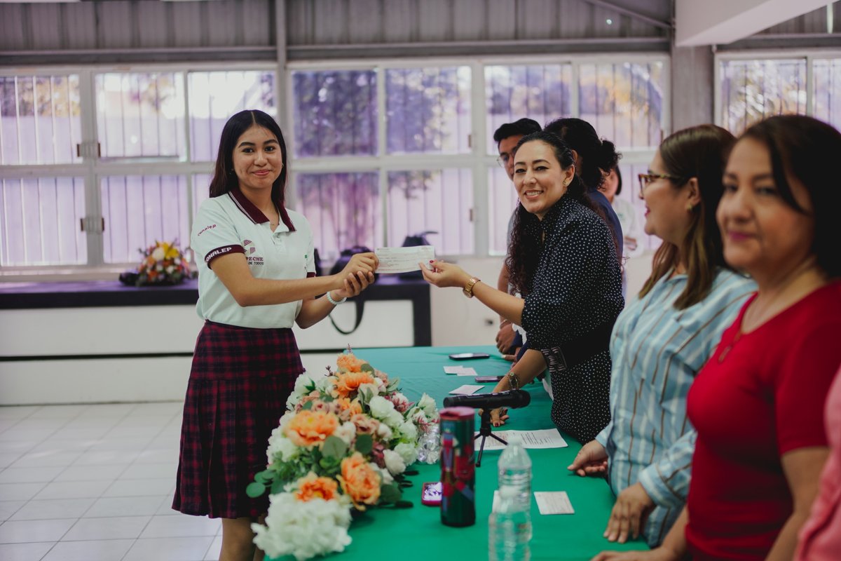 ALUMNOS DESTACADOS DEL PLANTEL CIUDAD DEL CARMEN RECIBEN BECA DE COTEMAR