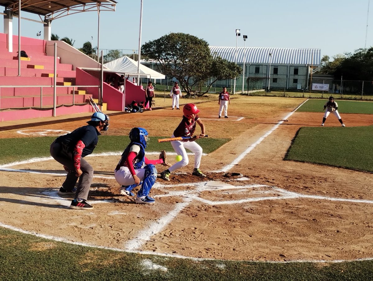 CAMPECHE TIENE JORNADA POSITIVA AL INICIAR EL MACRO REGIONAL DE SÓFTBOL