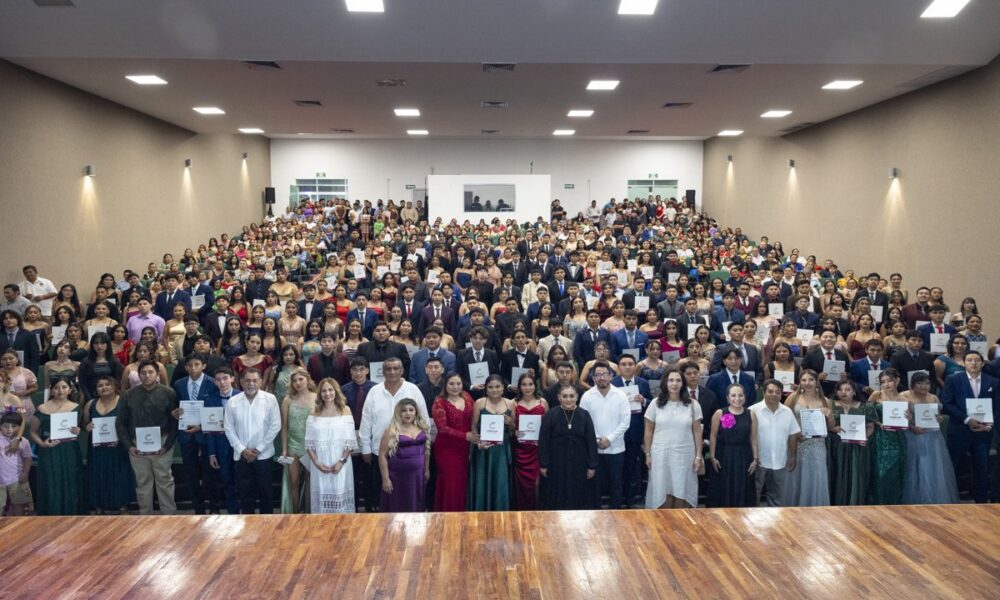 EGRESAN MÁS DE TRES MIL 100 ESTUDIANTES DEL COBACAM