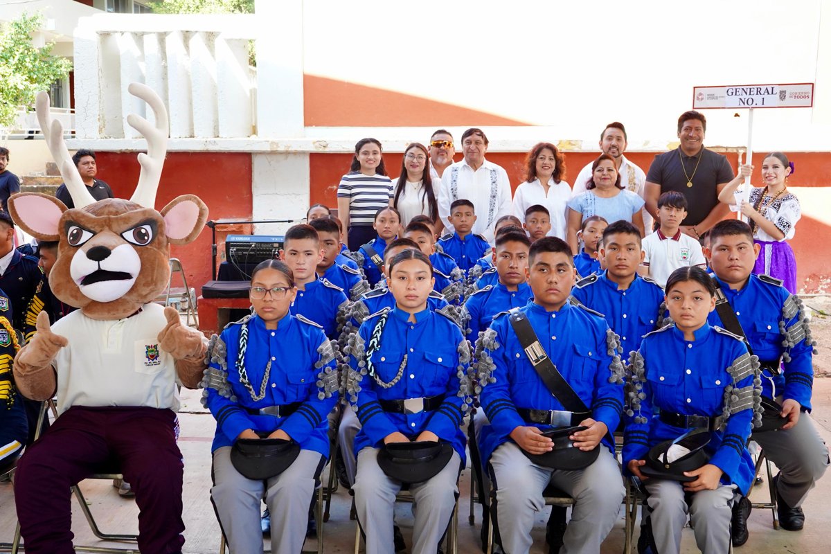 PARTICIPAN ALUMNOS DE SECUNDARIA EN CONCURSO DE BANDAS DE GUERRA