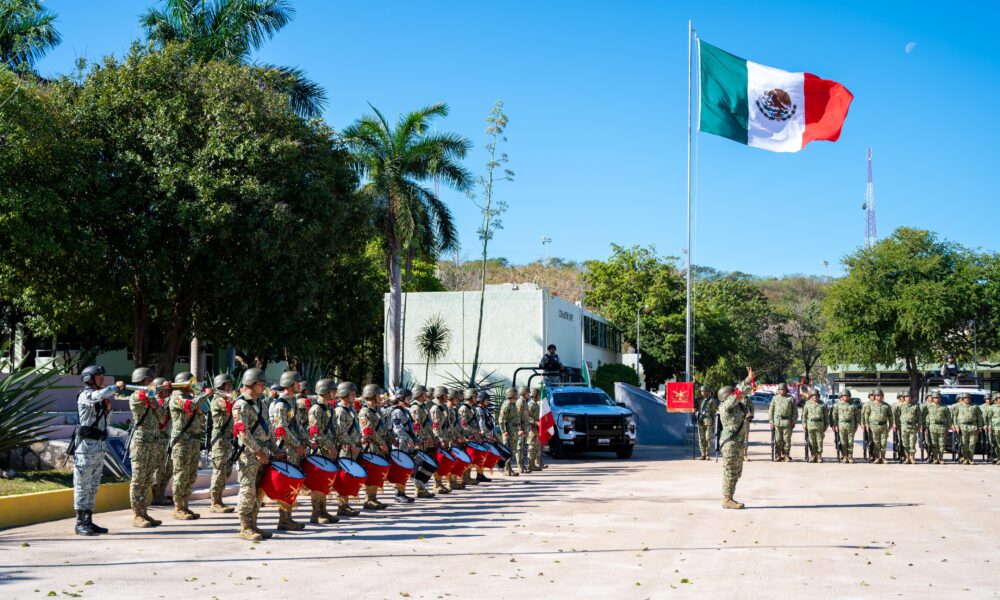 EN EVENTO PATRIÓTICO LA GOBERNADORA LAYDA SANSORES SAN ROMÁN CELEBRA EL DÍA DE LA BANDERA