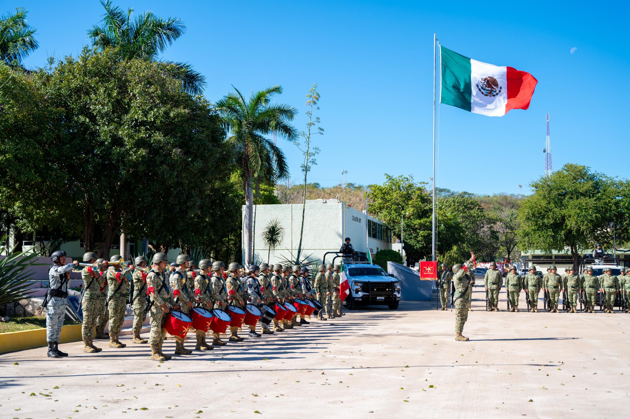 EN EVENTO PATRIÓTICO LA GOBERNADORA LAYDA SANSORES SAN ROMÁN CELEBRA EL DÍA DE LA BANDERA