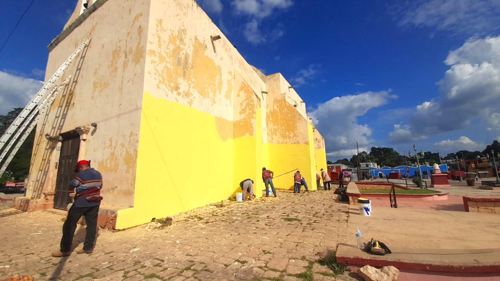 REALIZAN ACCIONES DE MANTENIMIENTO EN CEMENTERIO PRINCIPAL E IGLESIA DE POMUCH