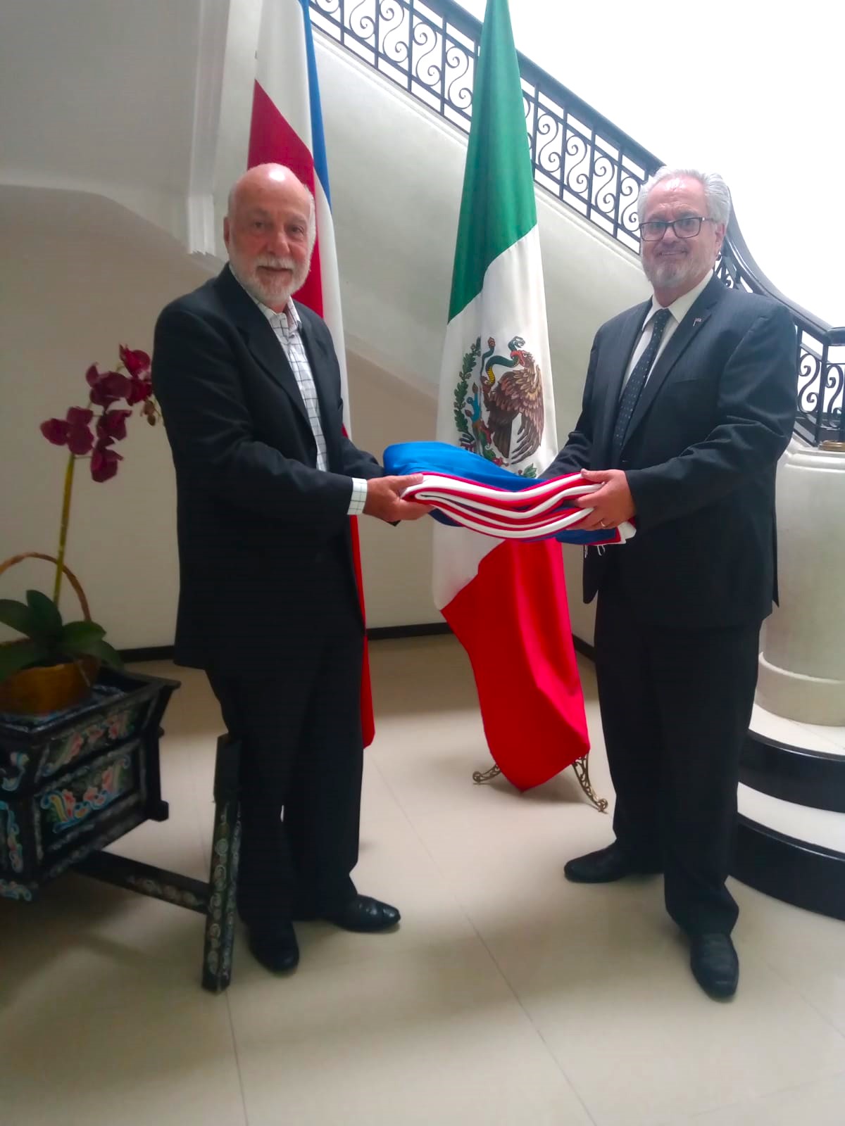 APCEC RECIBE LÁBARO PATRIO DE COSTA RICA