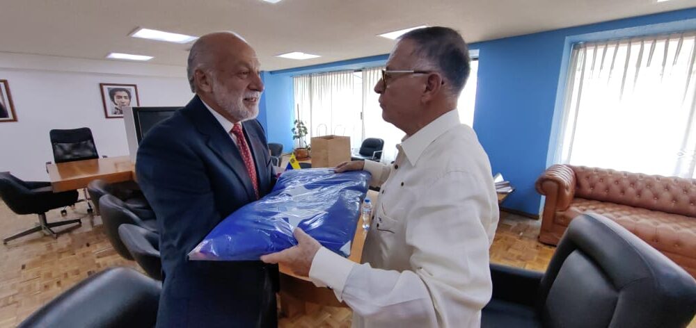 GOBIERNO DEL ESTADO RECIBE BANDERAS DE PERÚ Y VENEZUELA