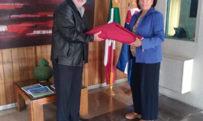 GOBIERNO DEL ESTADO RECIBE BANDERAS DE BOLIVIA Y CUBA