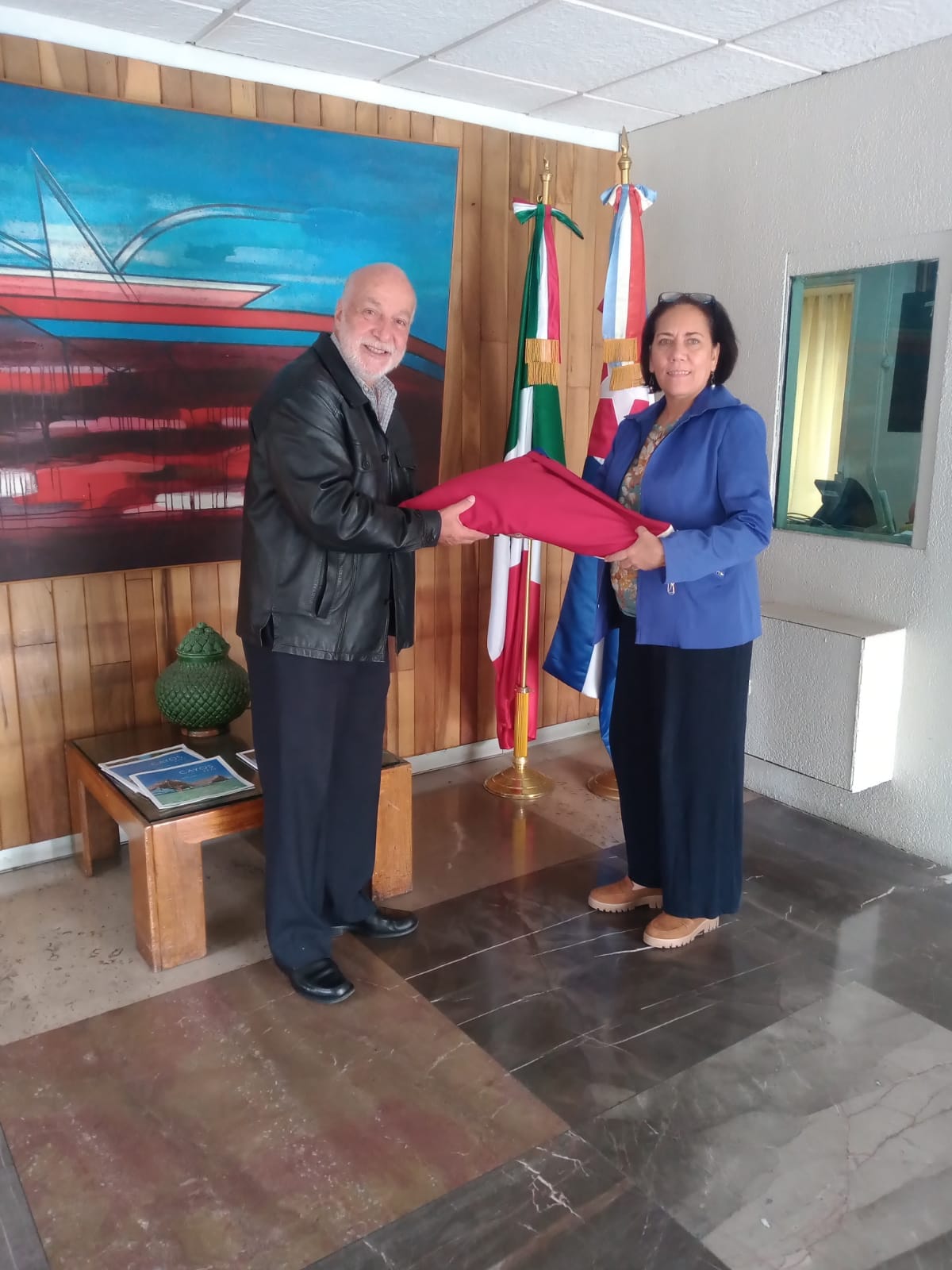 GOBIERNO DEL ESTADO RECIBE BANDERAS DE BOLIVIA Y CUBA