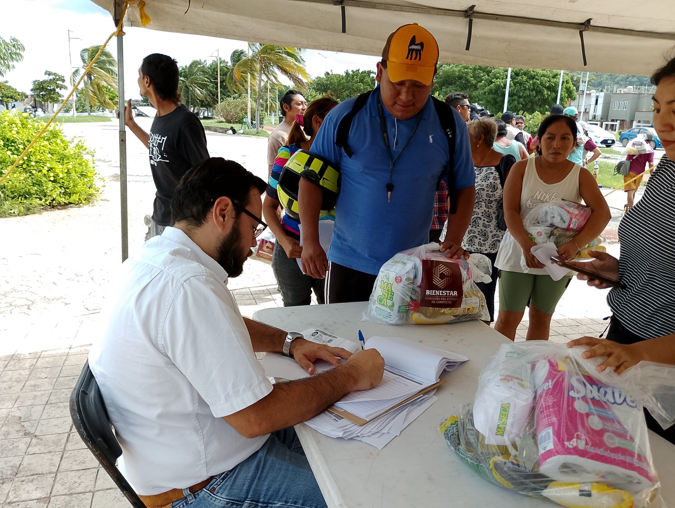 PESCADORES DE CAMPECHE RECIBEN APOYOS