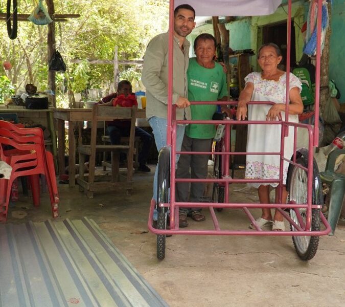 BIENESTAR RESPALDA A DOÑA CLARITA CON ENTREGA DE APOYOS EN CHAMPOTÓN