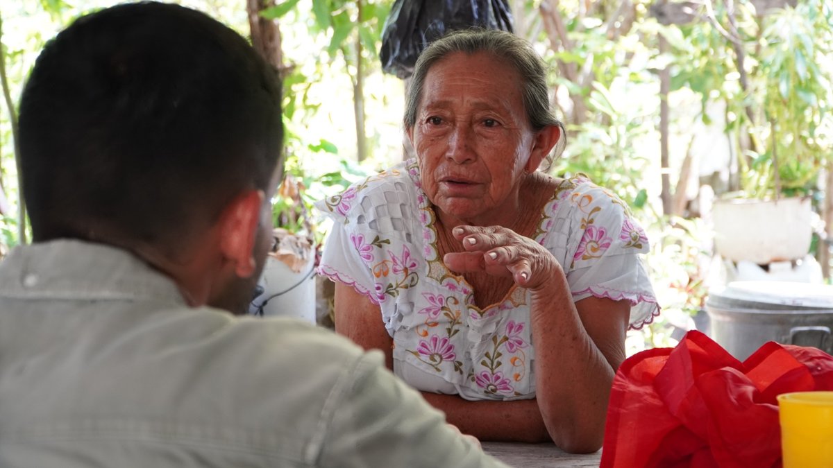BIENESTAR RESPALDA A DOÑA CLARITA CON ENTREGA DE APOYOS EN CHAMPOTÓN