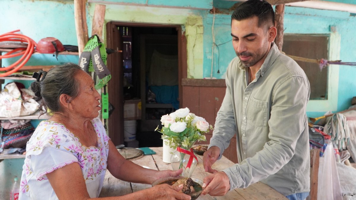 BIENESTAR RESPALDA A DOÑA CLARITA CON ENTREGA DE APOYOS EN CHAMPOTÓN