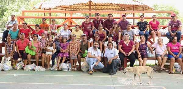 ENTREGA DE APOYOS A 50 FAMILIAS DE MUCUYCHAKÁN COMO PARTE DEL PROGRAMA DESARROLLO Y BIENESTAR