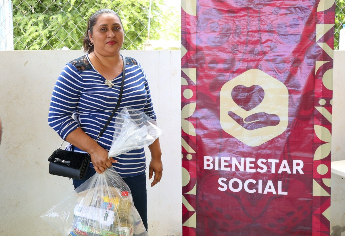ENTREGA DE APOYOS A 50 FAMILIAS DE MUCUYCHAKÁN COMO PARTE DEL PROGRAMA DESARROLLO Y BIENESTAR