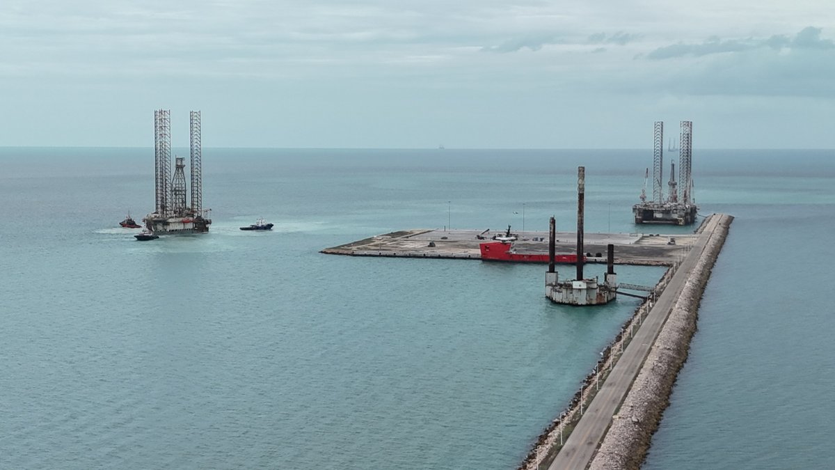 PUERTO DE ALTURA Y CABOTAJE DE SEYBAPLAYA RECIBE A DOS PLATAFORMAS AUTOELEVABLES EN EL MUELLE 8