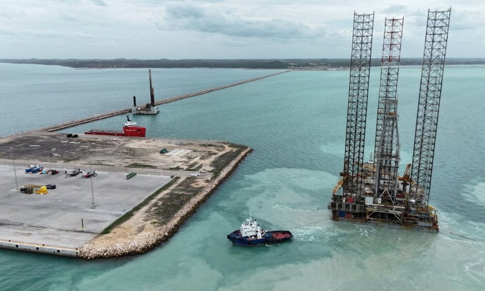 PUERTO DE ALTURA Y CABOTAJE DE SEYBAPLAYA RECIBE A DOS PLATAFORMAS AUTOELEVABLES EN EL MUELLE 8