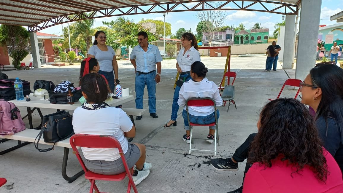 ICAT PLANTEL ESCÁRCEGA OFRECE SERVICIOS DE BELLEZA A MADRES DEL JARDÍN DE NIÑOS "ALMA INFANTIL" EN EL MARCO DEL DÍA DE LAS MADRES