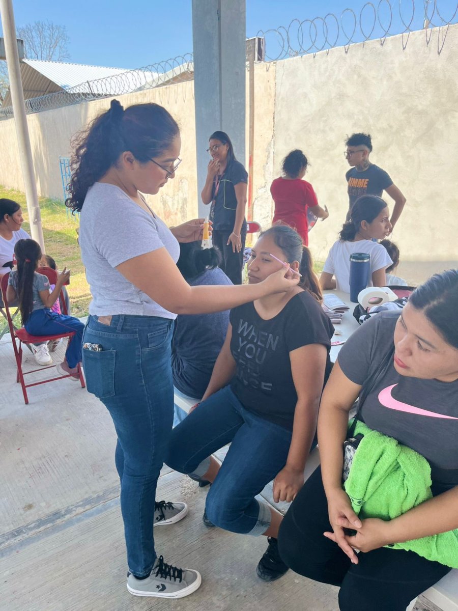 ICAT PLANTEL ESCÁRCEGA OFRECE SERVICIOS DE BELLEZA A MADRES DEL JARDÍN DE NIÑOS "ALMA INFANTIL" EN EL MARCO DEL DÍA DE LAS MADRES