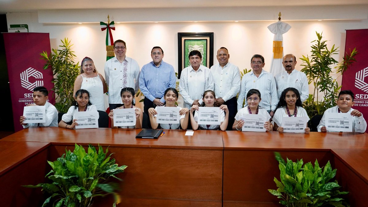 ENTREGAN BECAS A OCHO GANADORES DE LA OLIMPIADA DE CONOCIMIENTO INFANTIL 2025