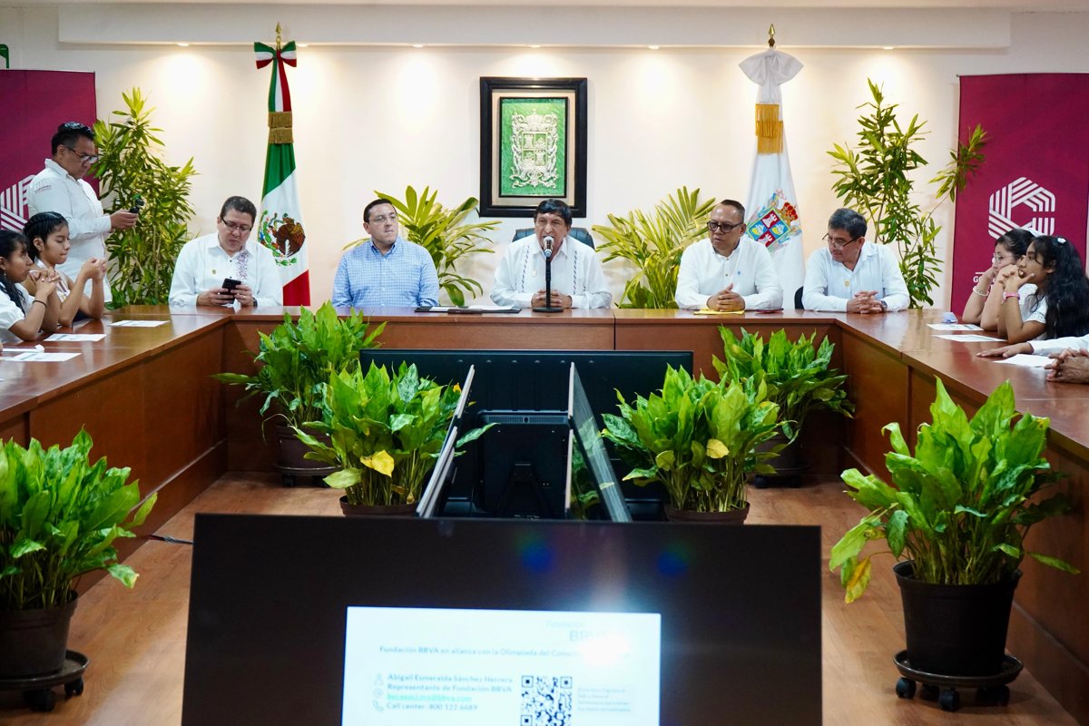 ENTREGAN BECAS A OCHO GANADORES DE LA OLIMPIADA DE CONOCIMIENTO INFANTIL 2025