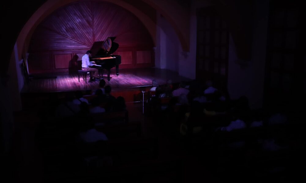 RECITAL DE PIANO DE CARLOS MATUS CAUTIVA AL PÚBLICO EN EL CENTRO CULTURAL EL CLASUTRO